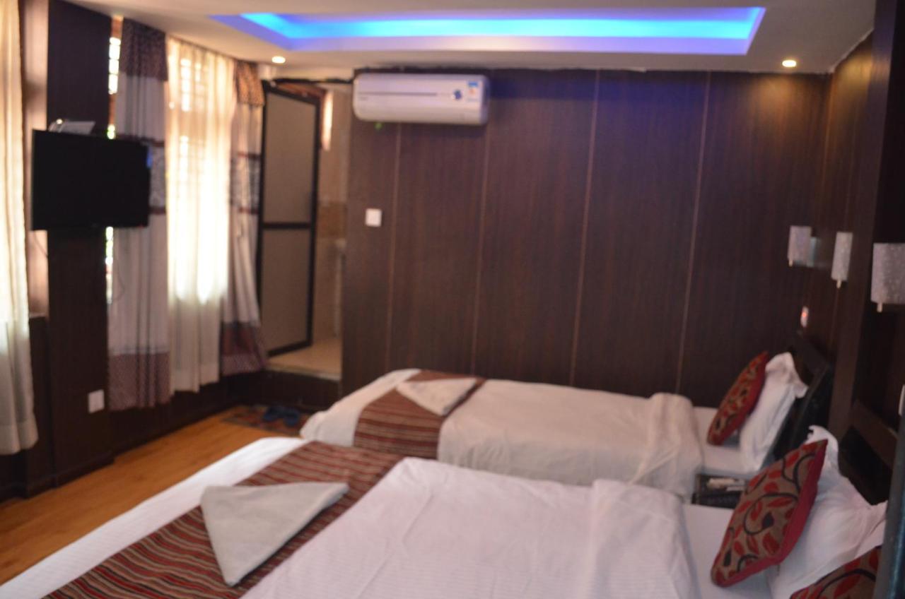 Traveler'S Holiday Inn Kathmandu Exteriör bild